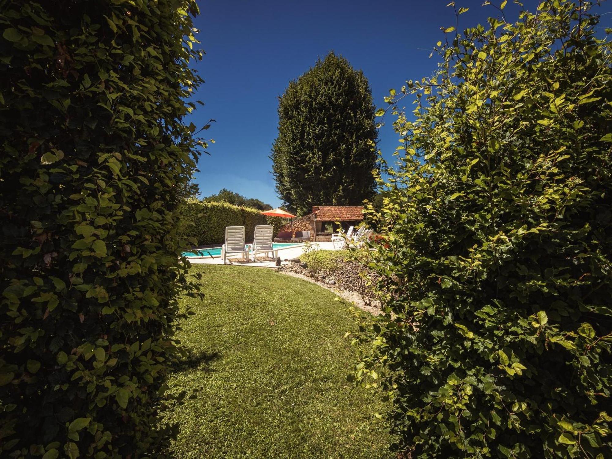 Appealing Apartment In Vezac With Swimming Pool Beynac-et-Cazenac Luaran gambar