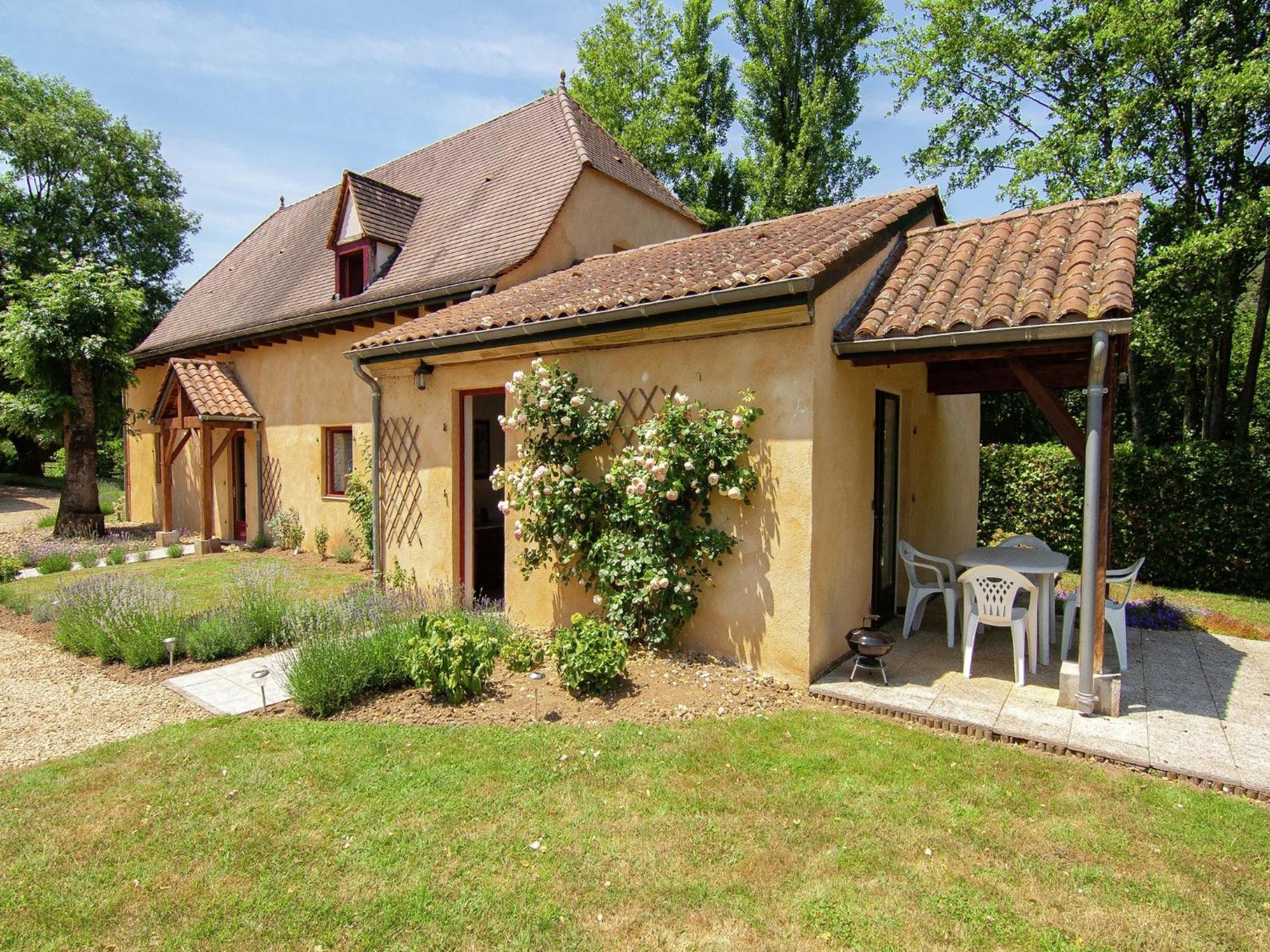 Appealing Apartment In Vezac With Swimming Pool Beynac-et-Cazenac Luaran gambar